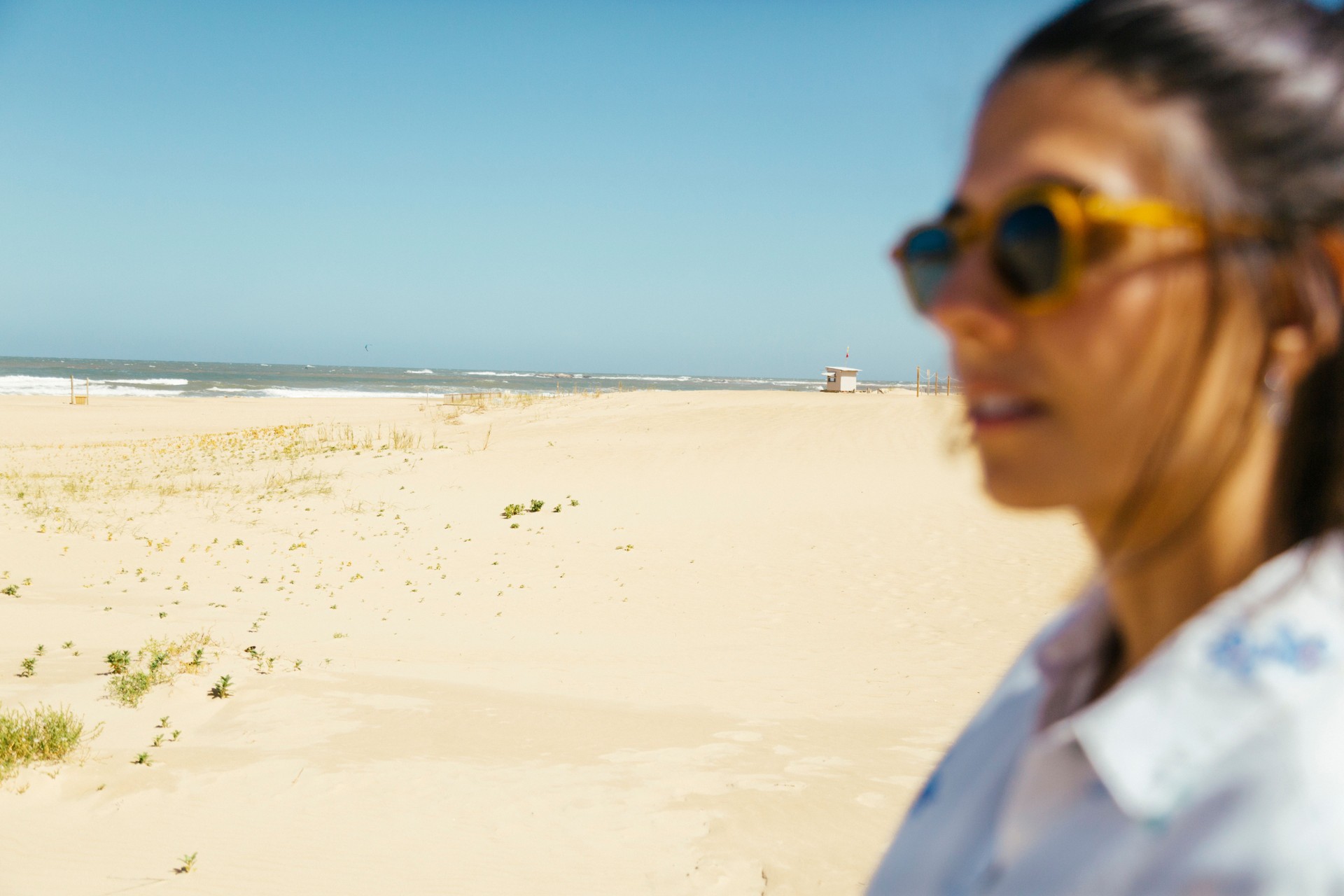 silhueta, de, um, mulher jovem, em, a, praia