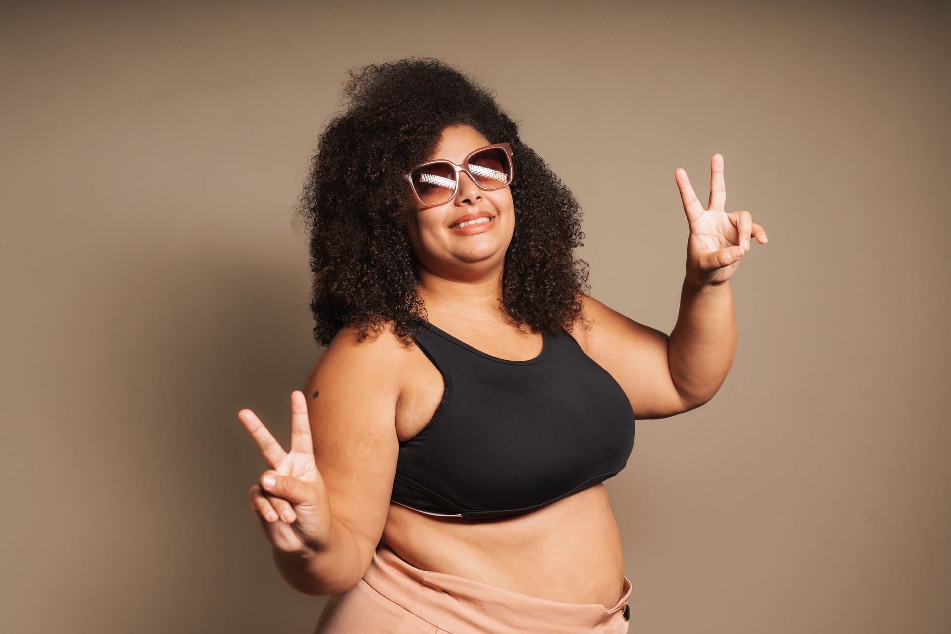 Mulher plus size com expressão positiva